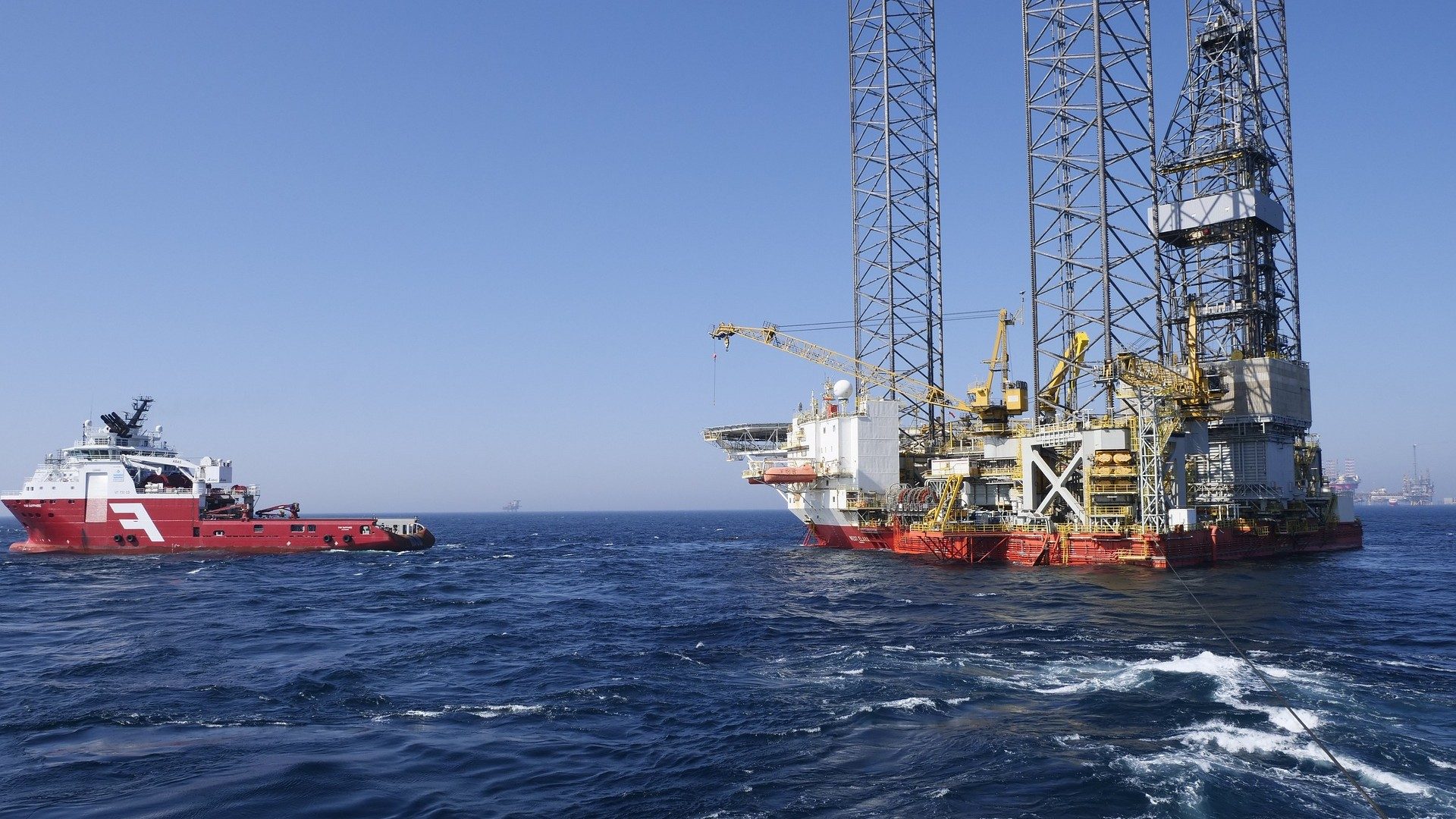 In der Mitte des Ozeans wird auf Bohrinseln Erdöl gefördert