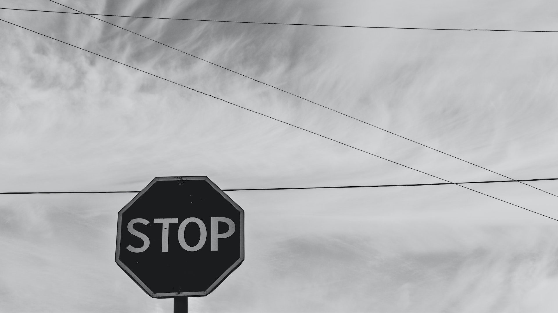 Schwarz-Weiß-Aufnahme eines Stoppschilds