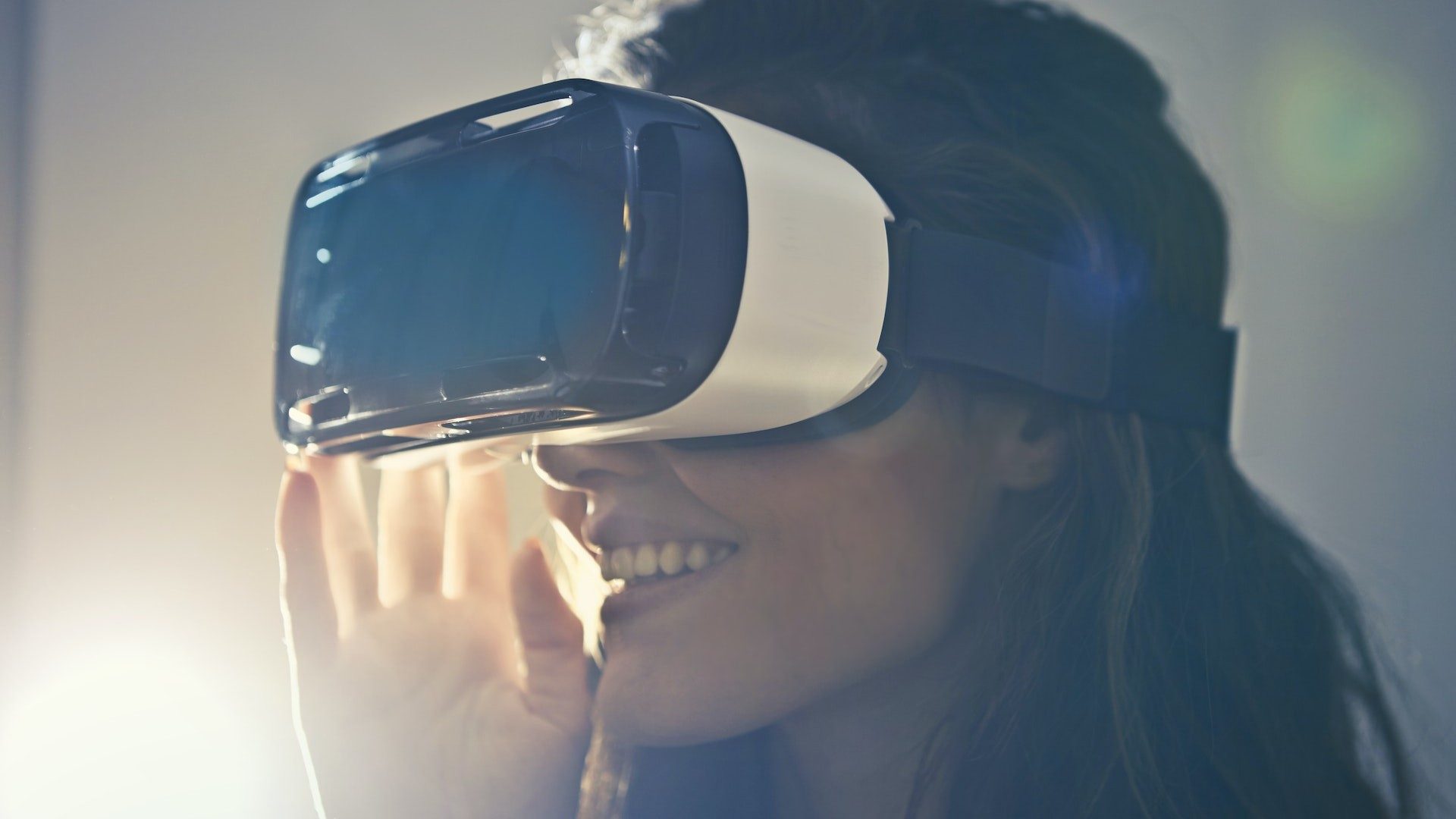 Eine Frau trägt eine Virtual-Reality (VR)-Brille