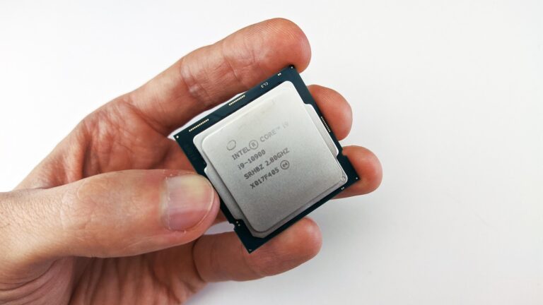 Eine Person hält einen Prozessor von Intel