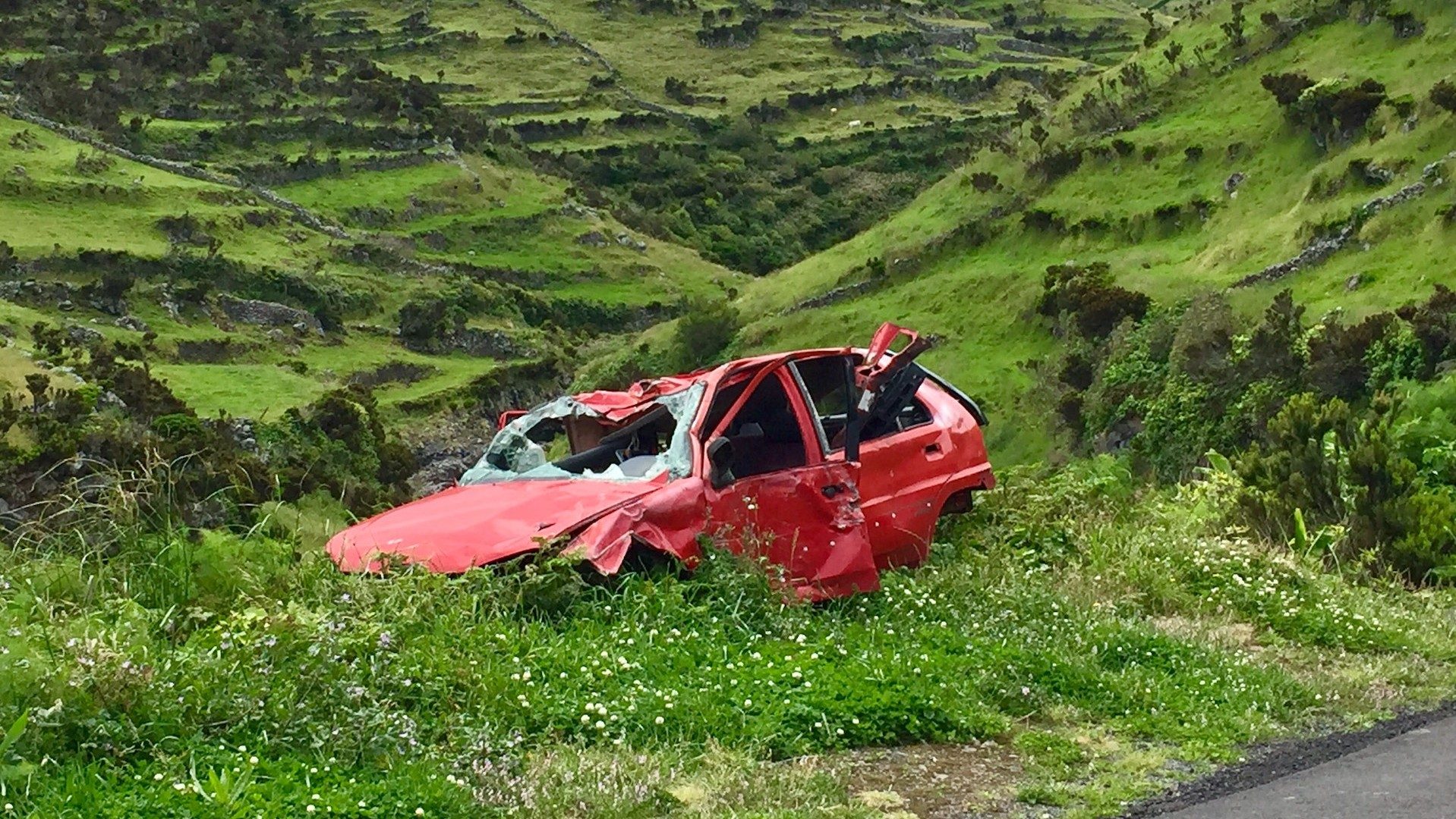Das Wrack eines roten Autos nach einem Unfall