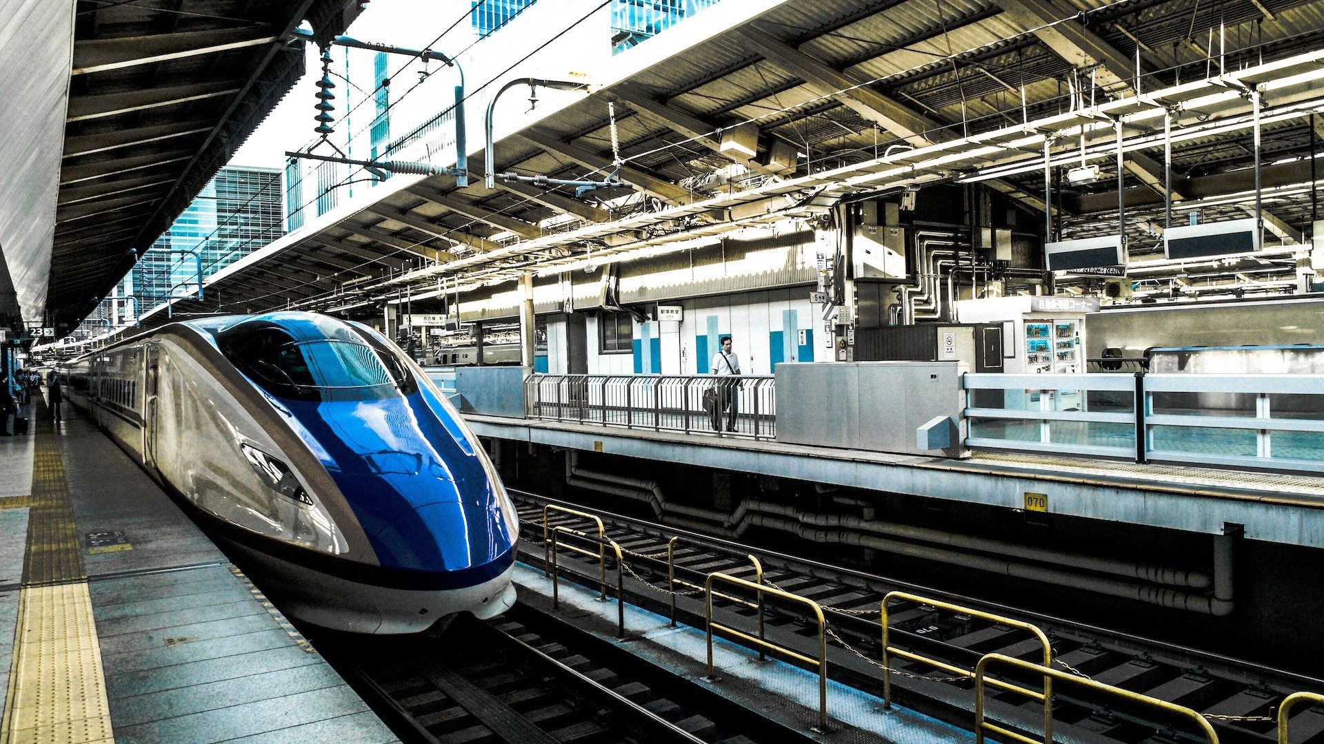 Ein Schnellzug steht in einem Bahnhof