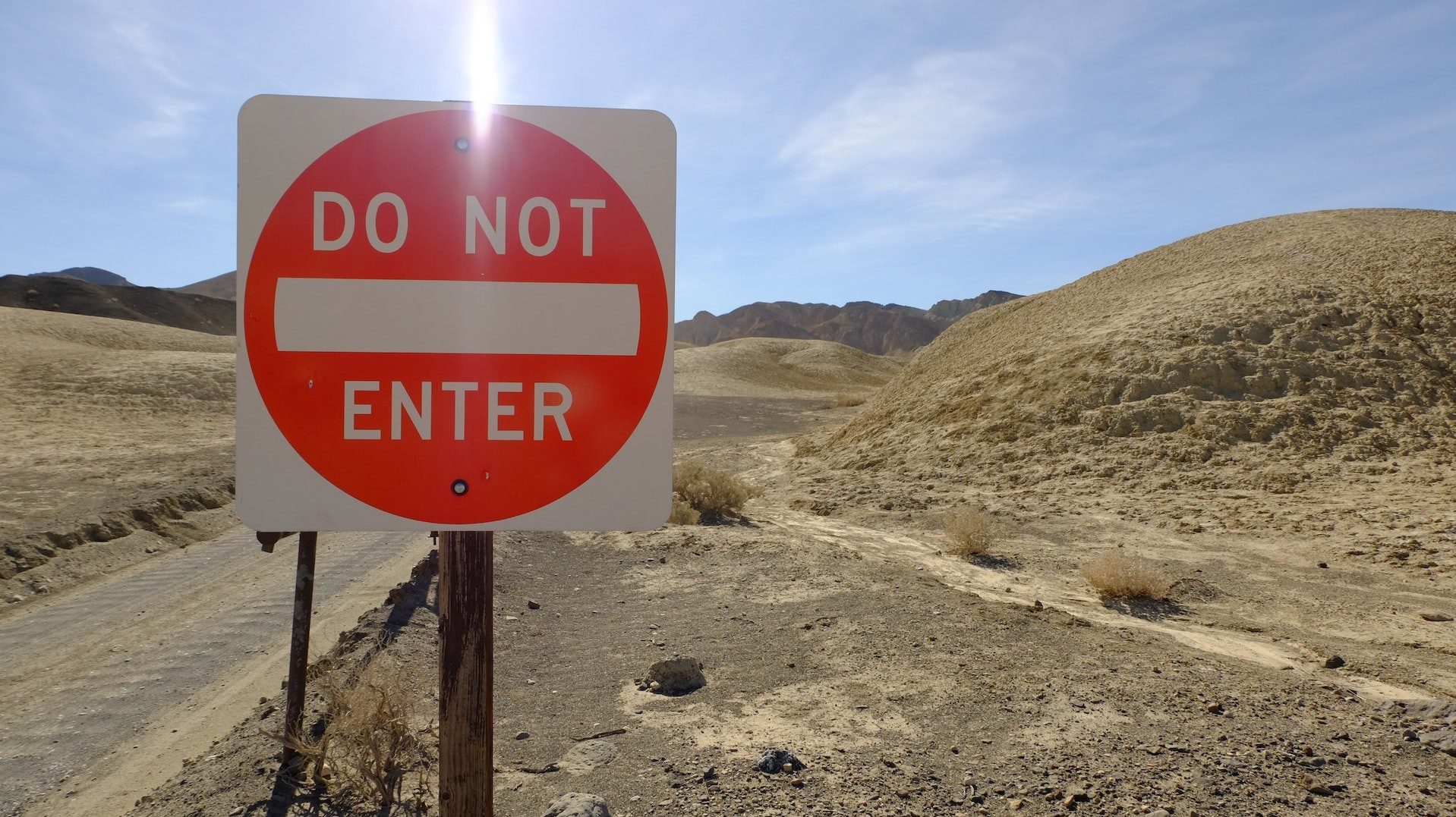 Kein Zutritt: Rotes Schild "Do not Enter" neben einer Straße in der Wüste
