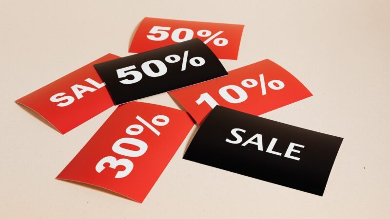 Rote und schwarze Karten mit diversen Rabattsätzen und der Aufschrift "Sale"
