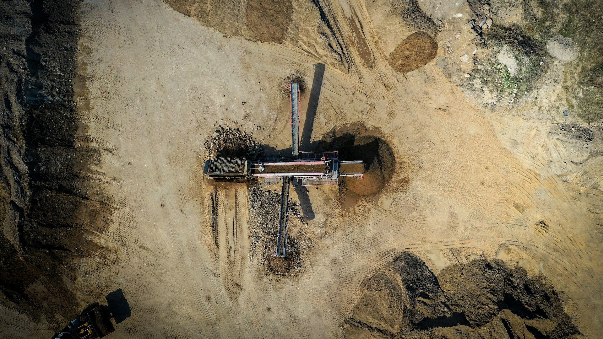 Luftaufnahme von schwerem Gerät in einer Sandmine