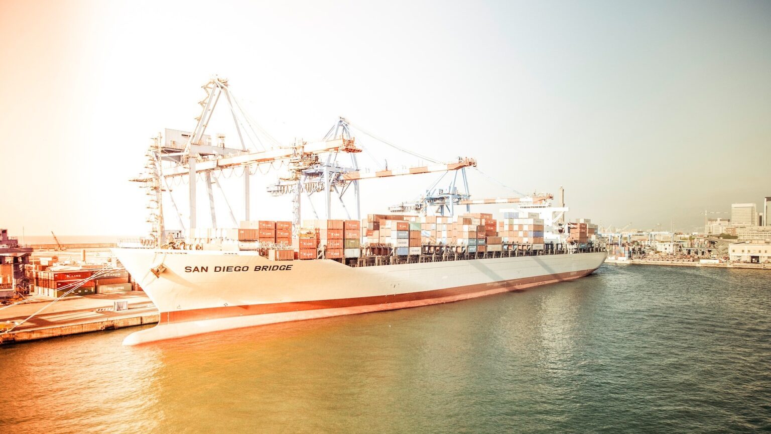 Ein Containerschiff steht im Hafen und wird be- oder entladen