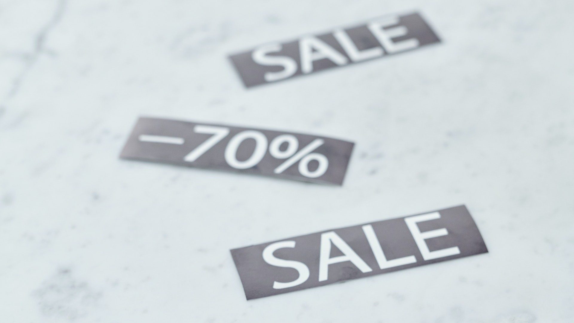 Aufkleber mit der Aufschrift "Sale" und "–70 %"