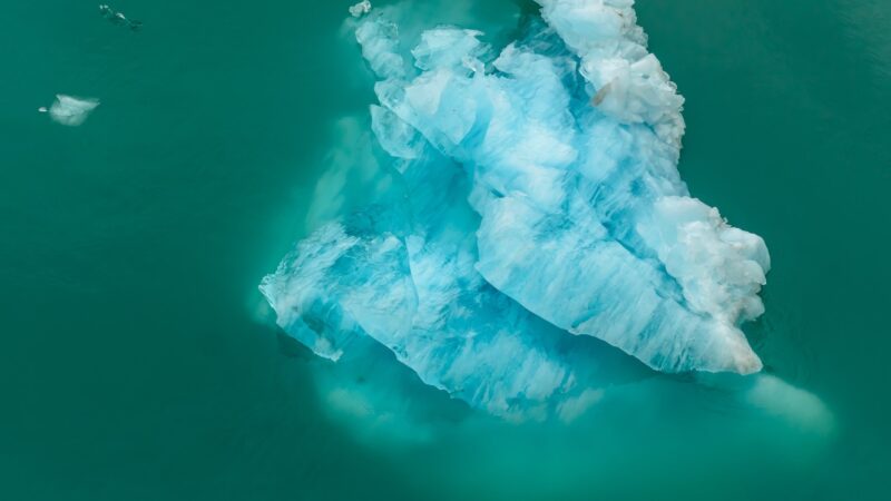 Ein Eisberg von oben: Die größte Gefahr liegt unter Wasser verborgen