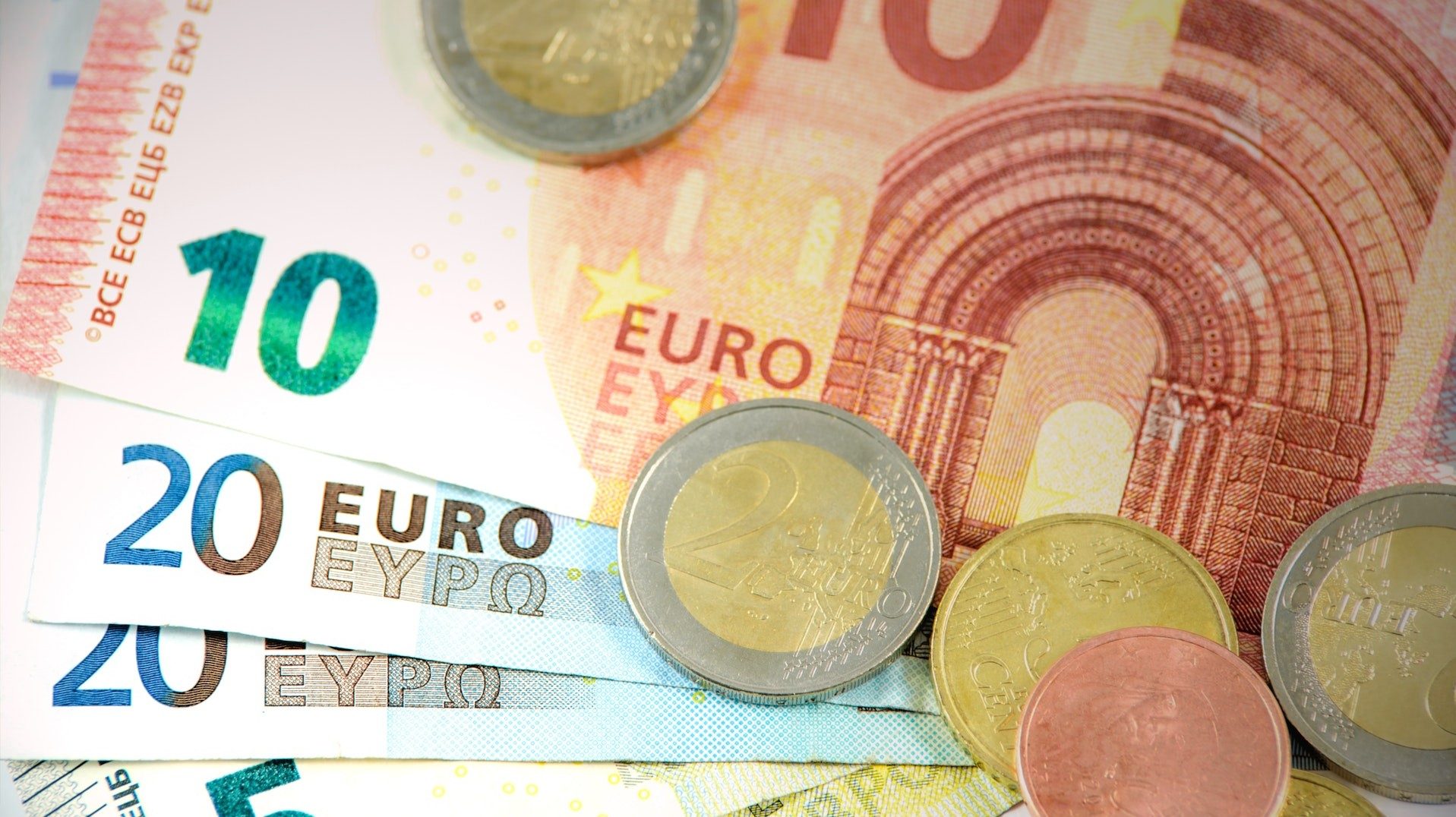 Einige Euro-Münzen und -Geldscheine