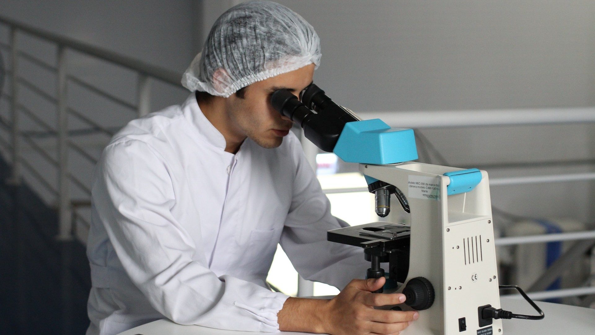 Ein Forscher oder Arzt blickt in ein Mikroskop