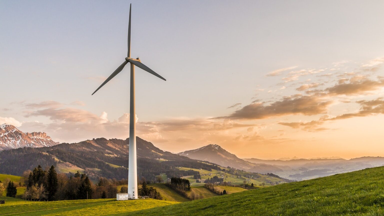 Ein Windrad in einer Berglandschaft produziert grünen, erneuerbaren Strom
