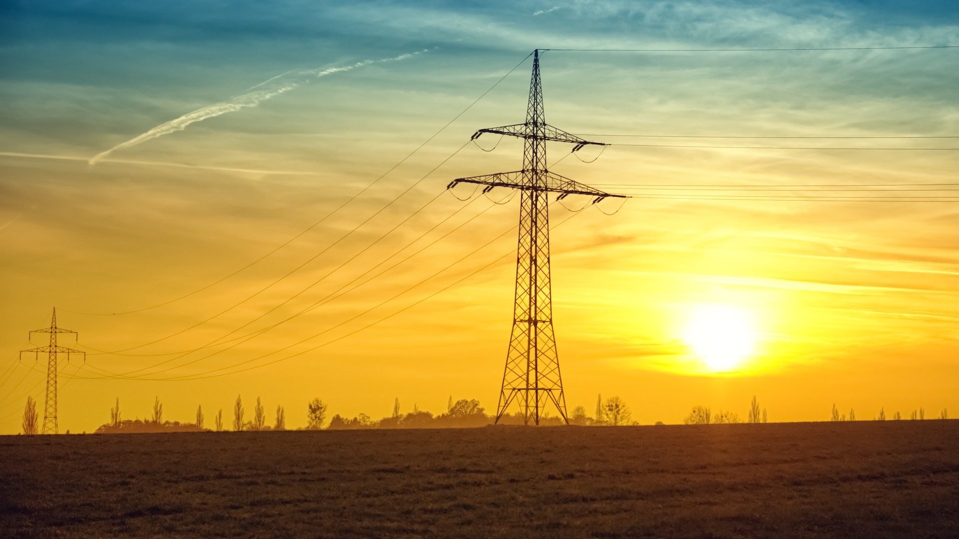 Zwei Strommasten im Sonnenuntergang