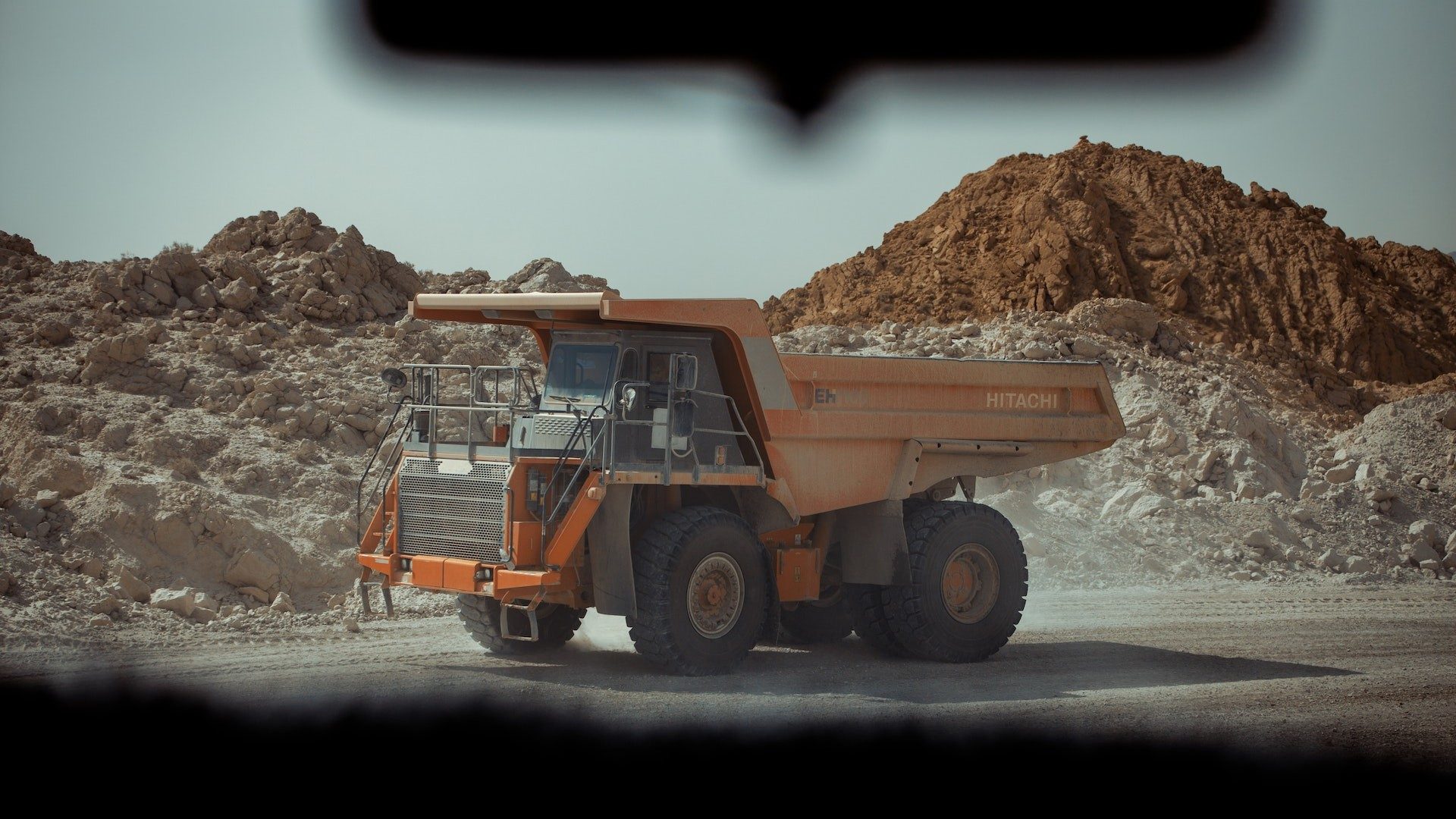 Ein Bergbau-Truck steht in einer Mine