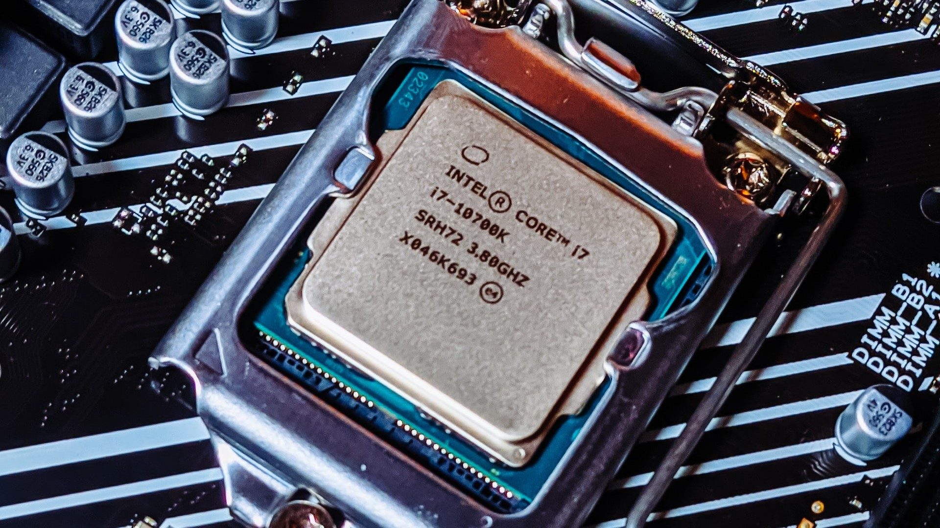 Ein Intel-Prozessor auf dem Motherboard eines Computers