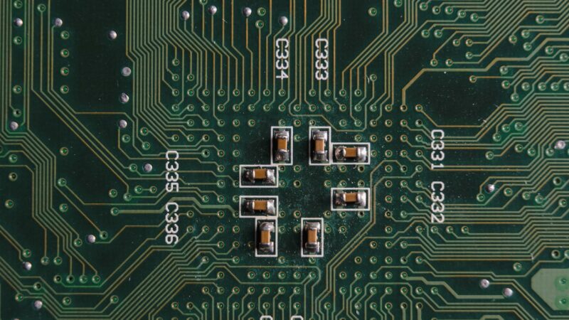 Nahaufnahme von winzigen Leitungen auf einem grünen Computerchip