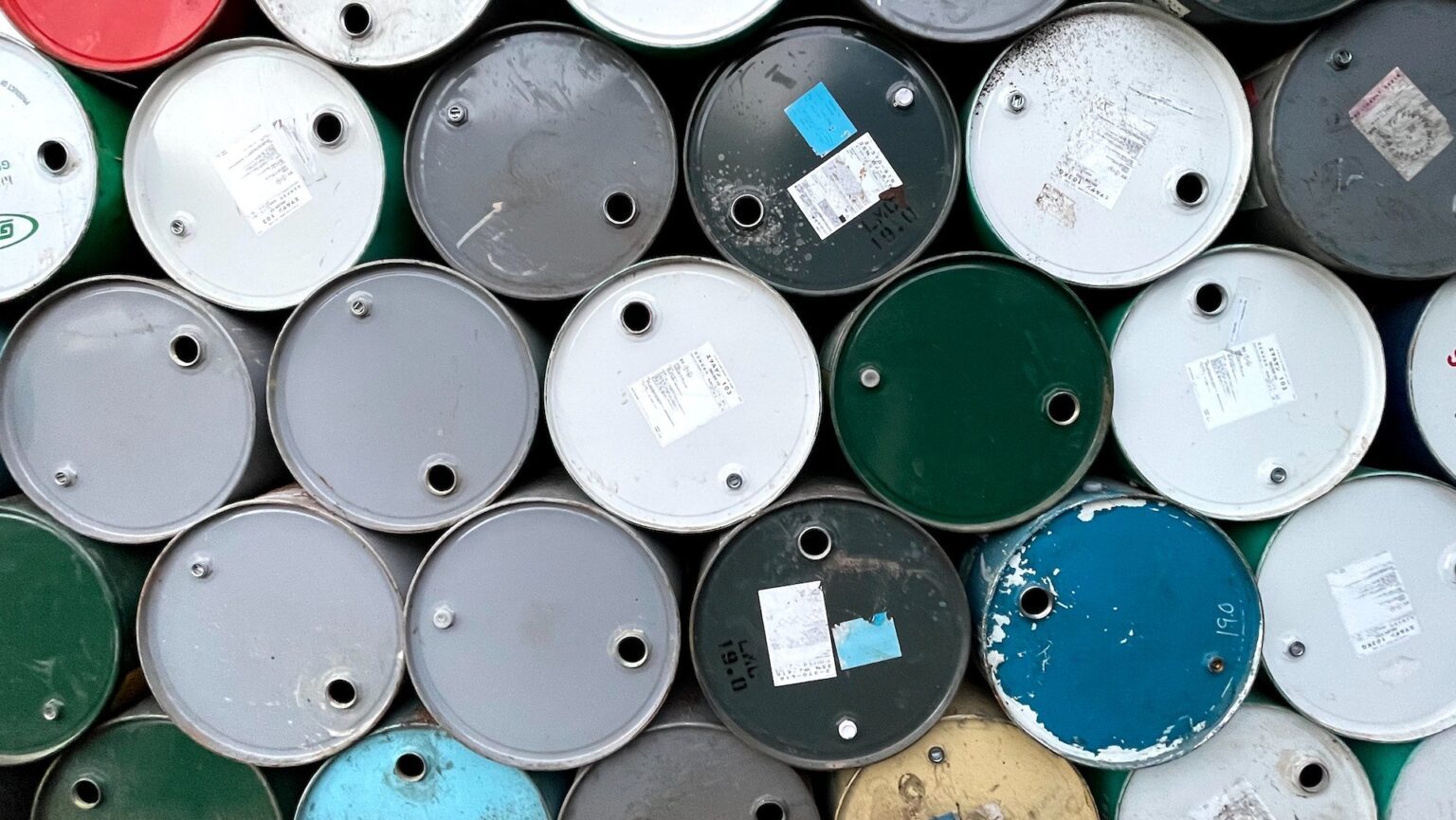 Gestapelte Öl-Barrels in verschiedenen Farben