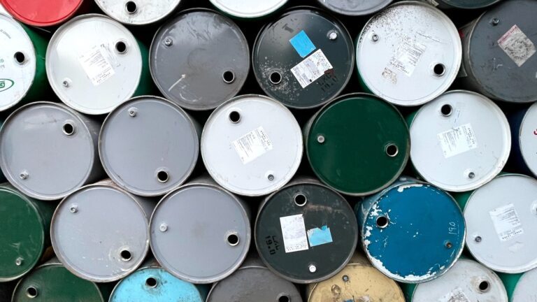 Gestapelte Öl-Barrels in verschiedenen Farben