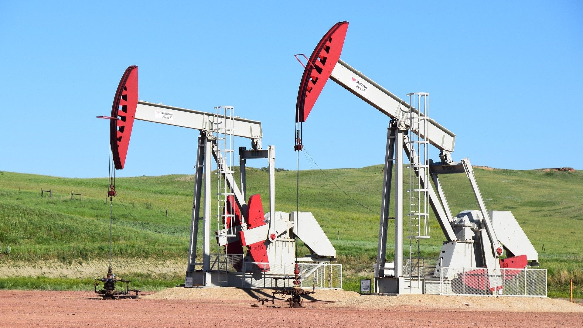 Zwei Pumpen fördern Erdöl aus dem Boden
