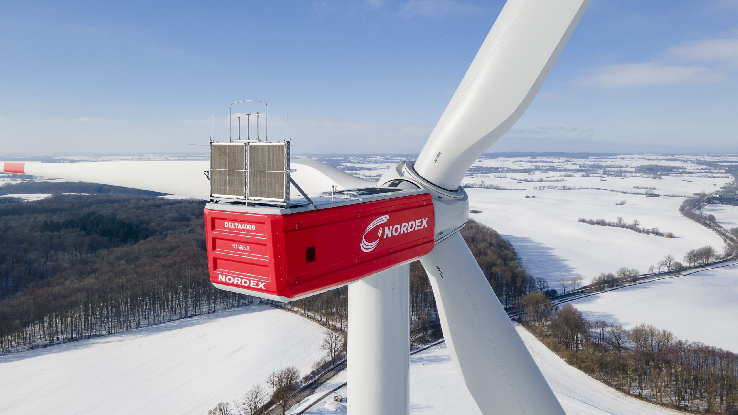 Nordex 5-MW-Turbine vor Winter-Panorama