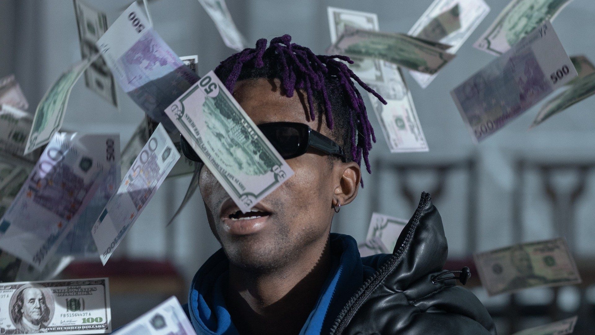 Ein Rapper steht im Geldregen