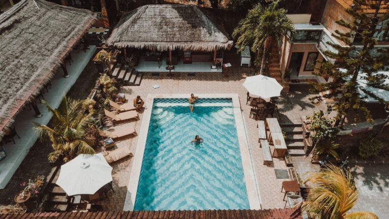 Ein Swimmingpool in einem tropischen Resort