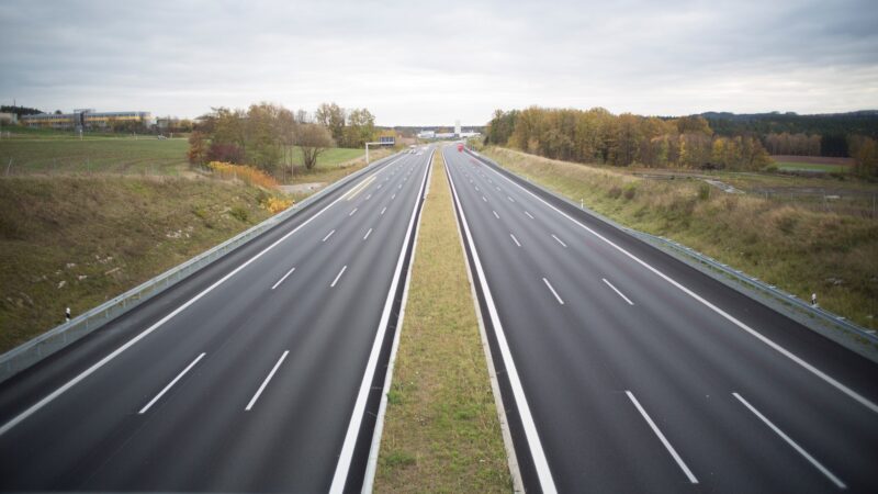 Eine freie, sechsspurige Autobahn