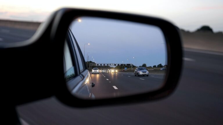 Blick in den Rückspiegel eines Autos auf der Autobahn