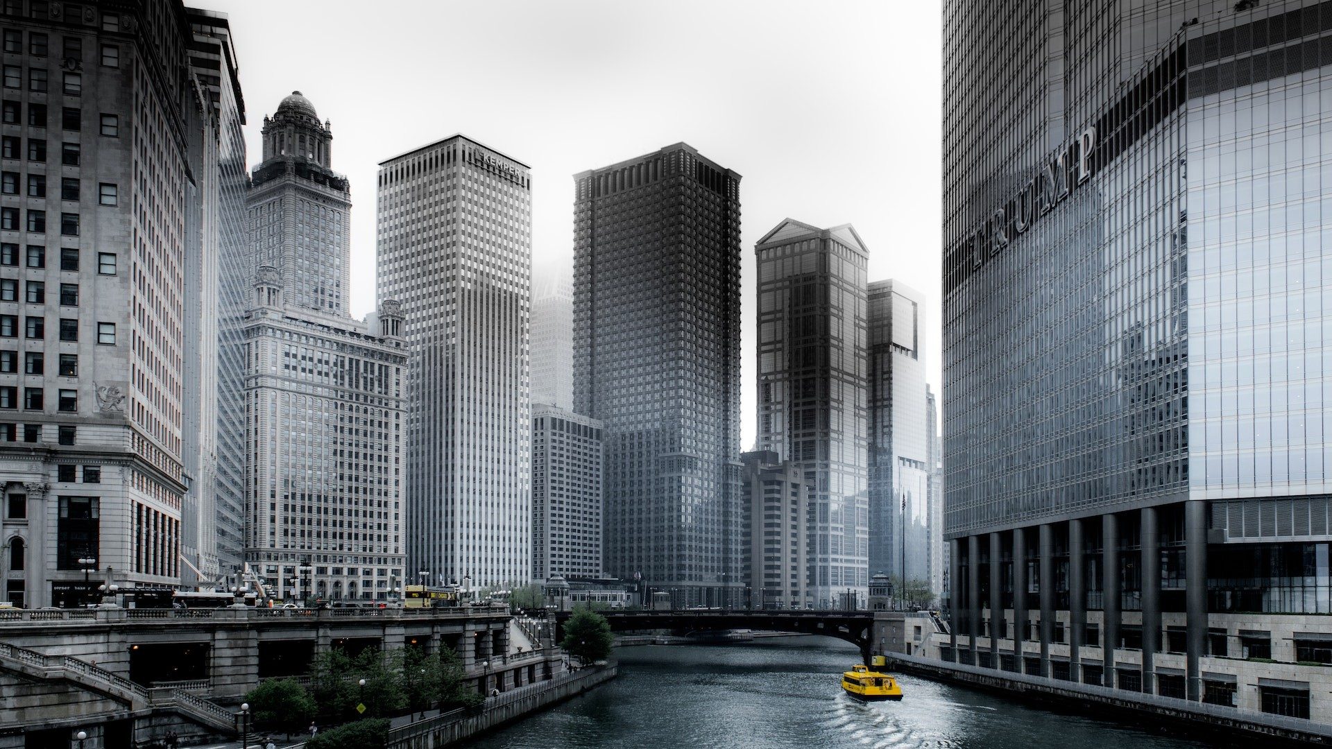 Graue Wolkenkratzer in einer Metropole