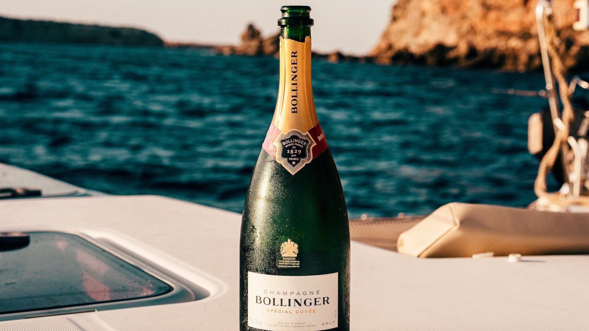 Eine Champagnerflasche auf dem Deck einer Yacht