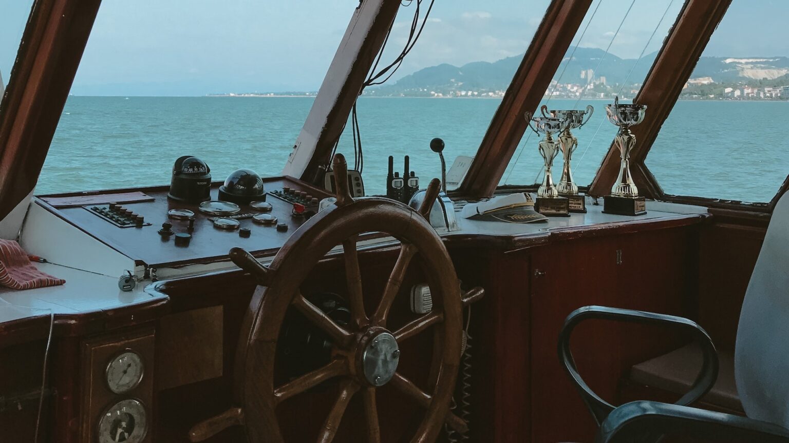 Die Kabine eines Schiffskapitäns, inklusive Steuerrad