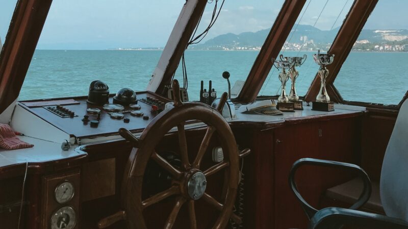 Die Kabine eines Schiffskapitäns, inklusive Steuerrad