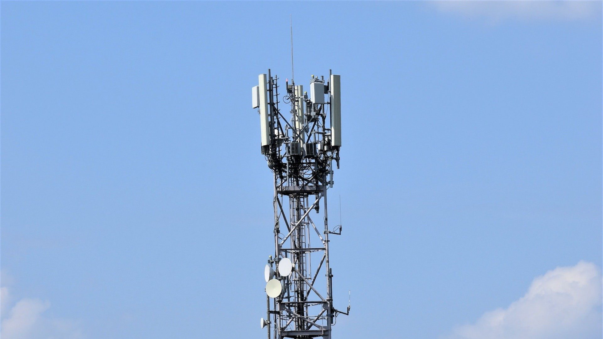 Mobilfunkantennen auf einem Funkmast