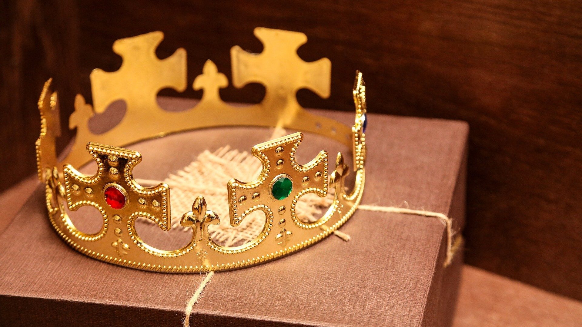 Eine goldene, mit Edelsteinen besetzte Krone in Nahaufnahme
