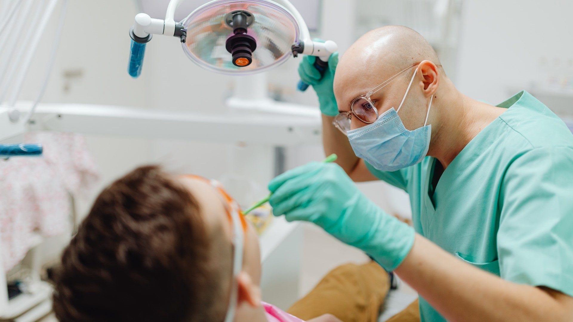 Ein Zahnarzt untersucht einen Patienten