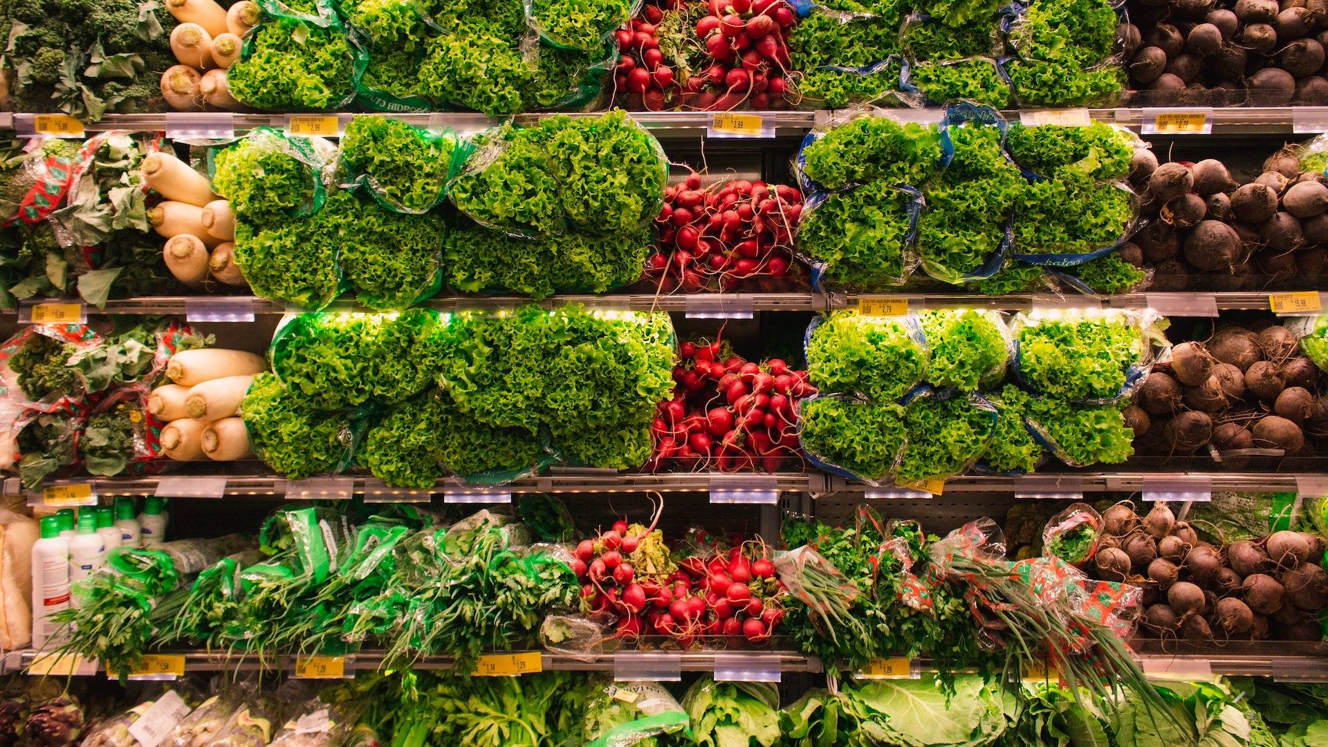 Salat, Radieschen und anderes Gemüse in einem Supermarktregal