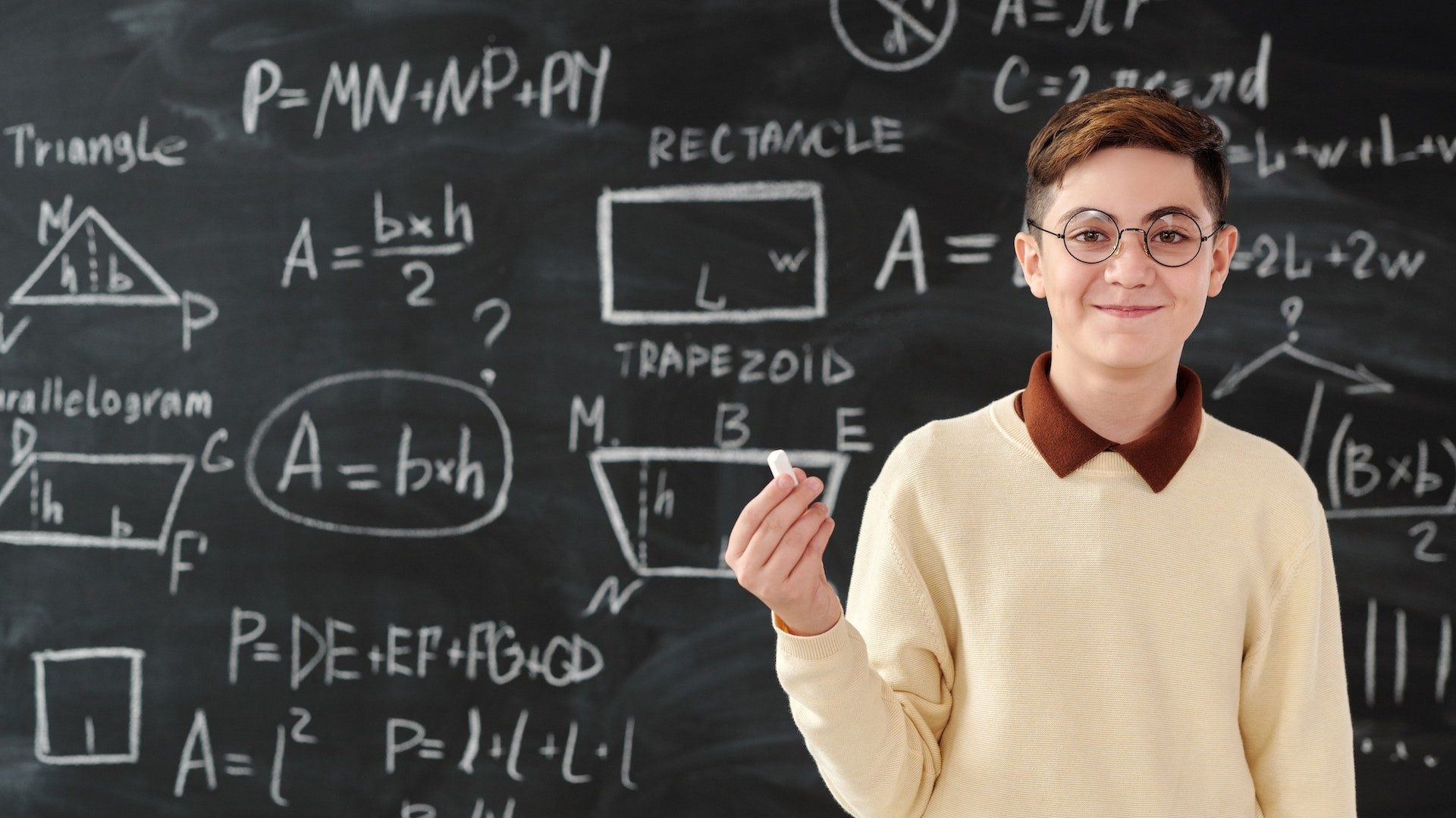 Ein Streber steht zufrieden vor einer Tafel voller mathematischer Formeln