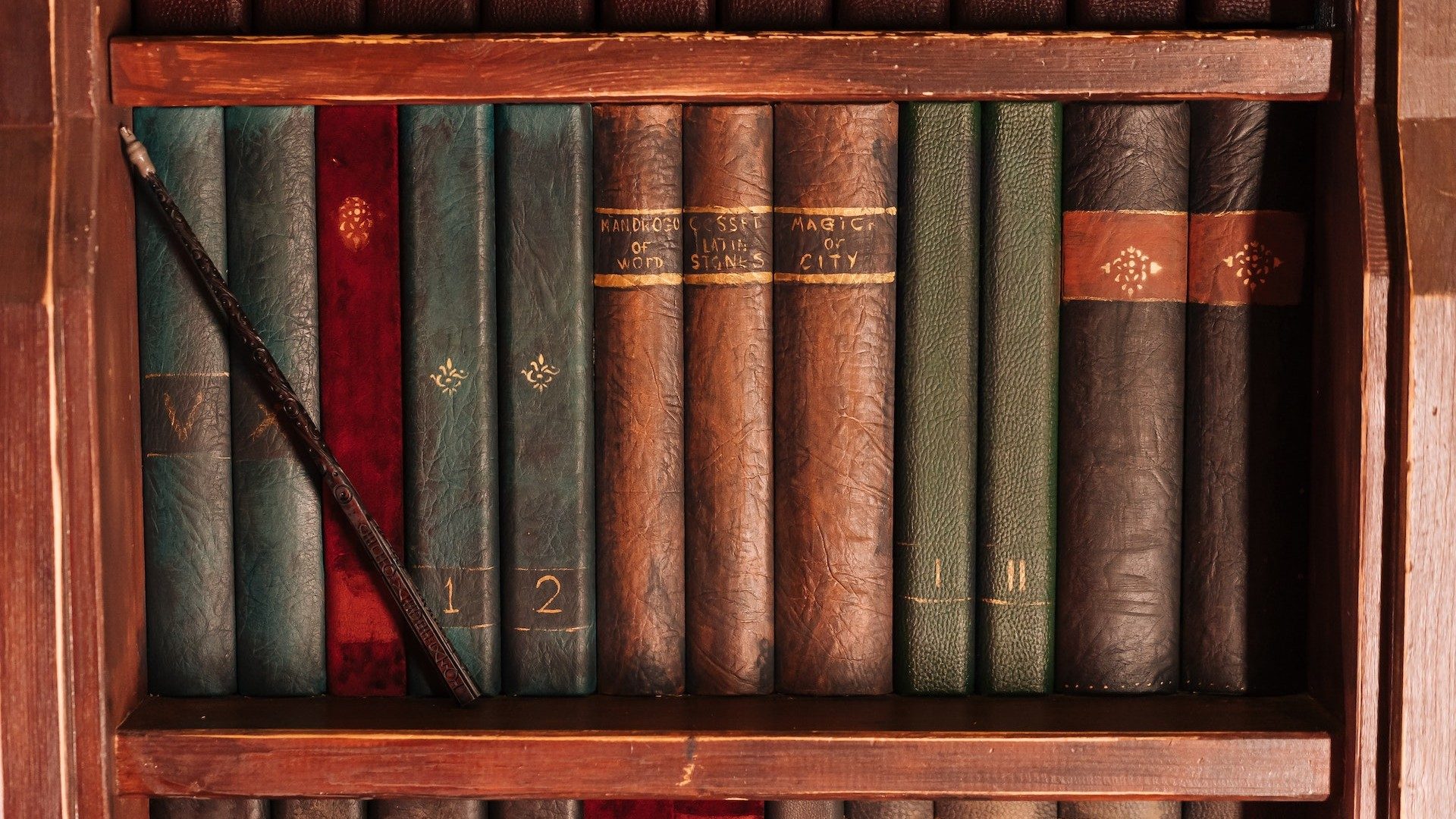 Mehrere alte Bücher in einem Holzregal