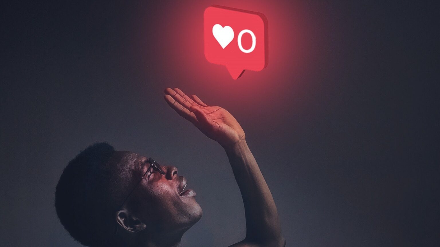 Ein Mann streckt sich nach einem Like-Symbol von Instagram