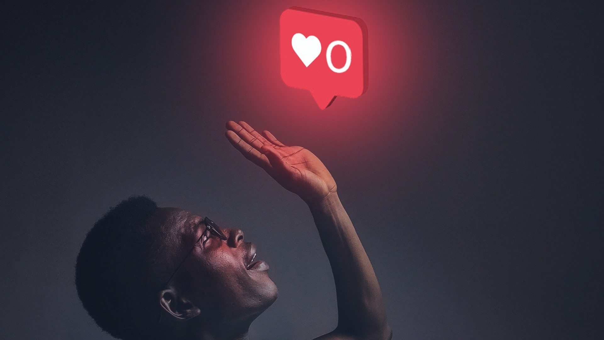 Ein Mann streckt sich nach einem Like-Symbol von Instagram