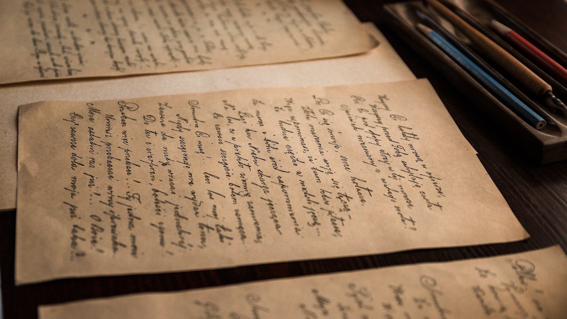 Handschriftliche Notizen auf einem alt aussehenden Stück Papier