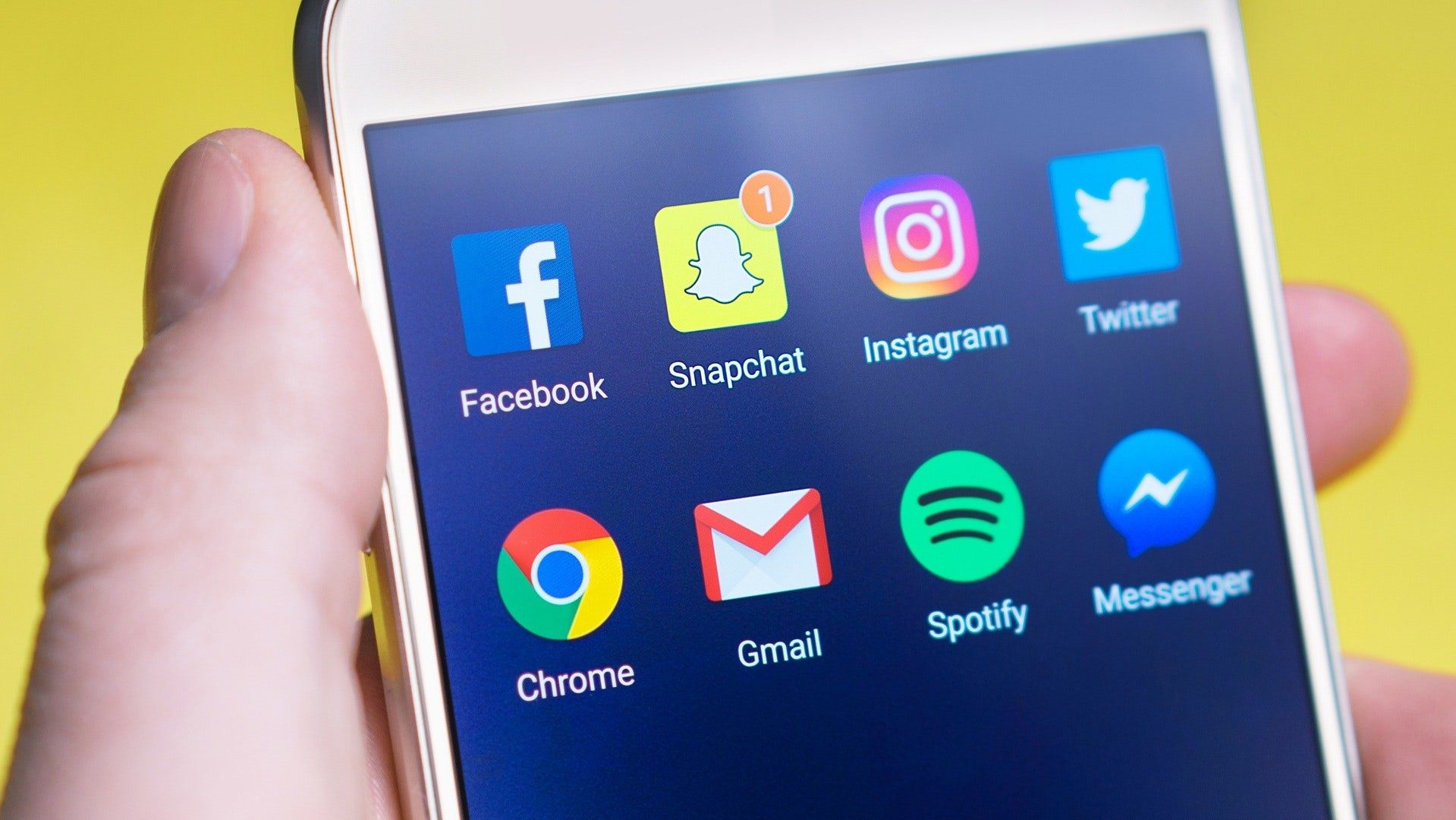 Logos von beliebten Apps, unter anderem Facebook, Snapchat, Instagram und Twitter