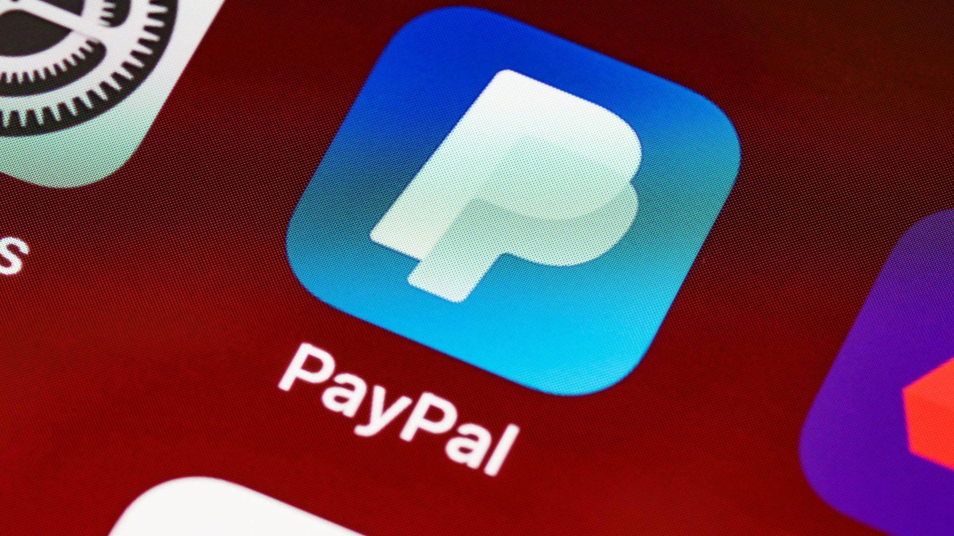Nahaufnahme des Logos der PayPal-App auf einem Smartphone
