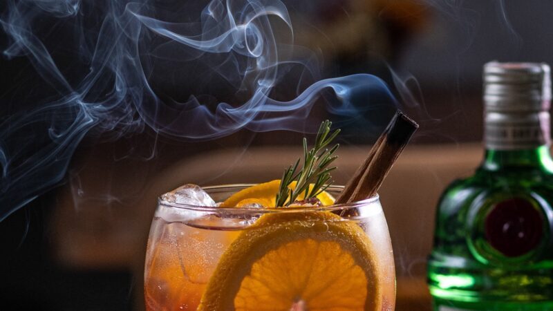 Eine rauchende Zigarre in einem Cocktail