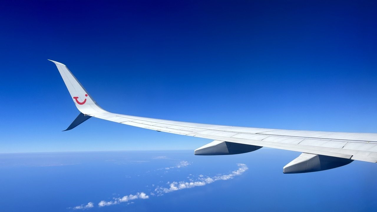 Ein Airbus von TUI bringt Passagiere in den Urlaub