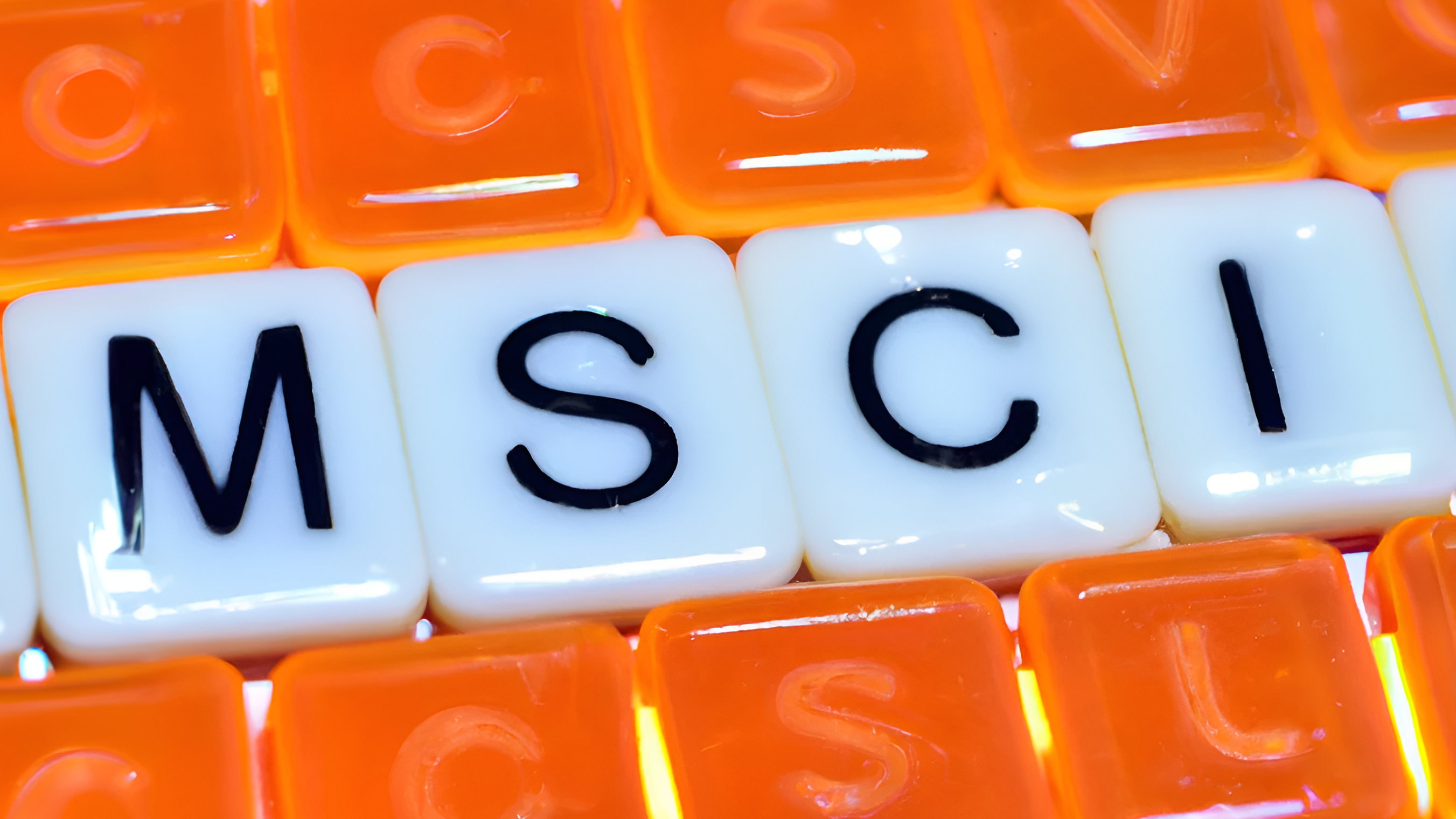 Schriftzug "MSCI" mit weißen Scrabble-Buchstaben in Nahaufnahme