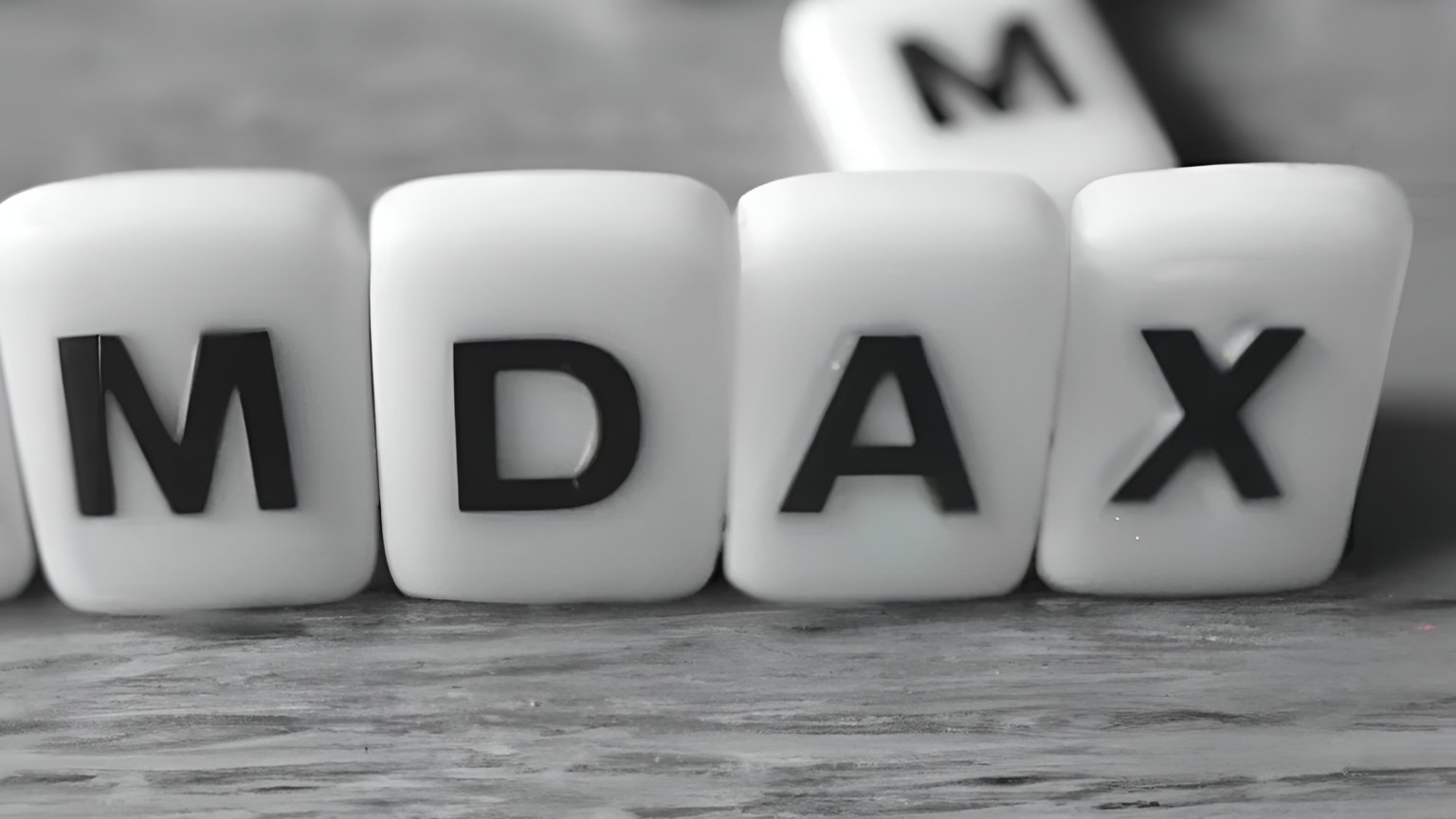 Schriftzug "MDAX" mit schwarz-weißen Spielsteinen