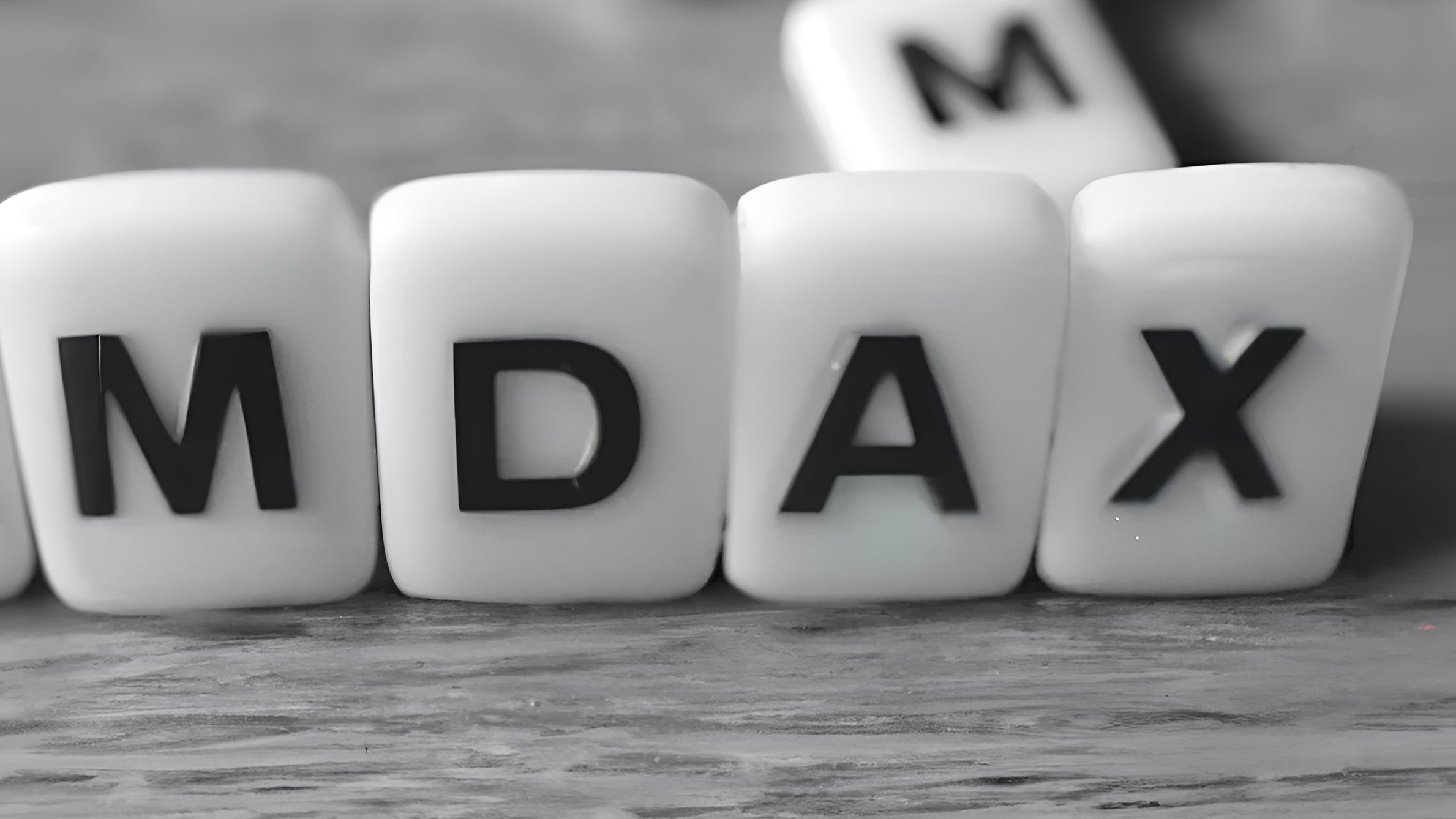 Schriftzug "MDAX" mit schwarz-weißen Spielsteinen
