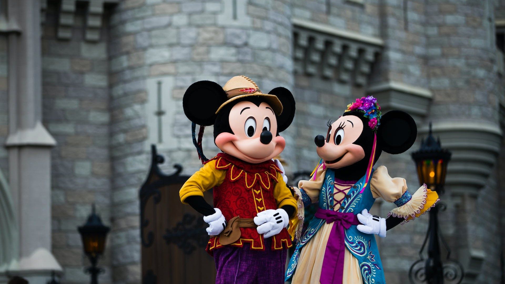 Mickey Maus und Minnie Maus vor einem Schloss