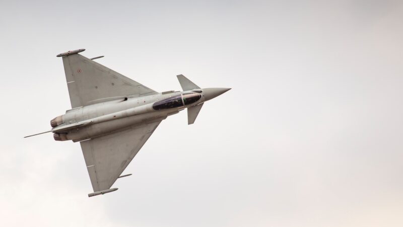 Ein Düsenjäger fliegt durch die Luft
