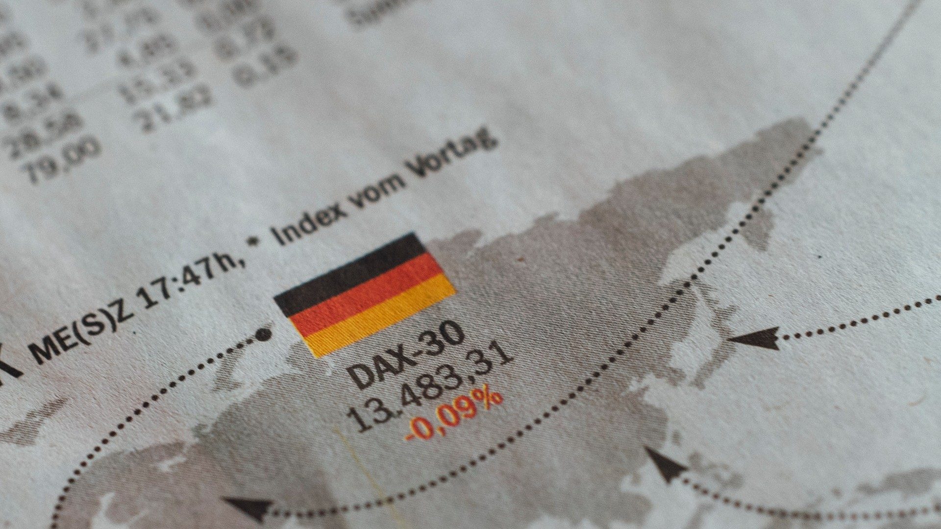 Nahaufnahme des Schriftzugs DAX-30 im Wirtschaftsteil einer Zeitung
